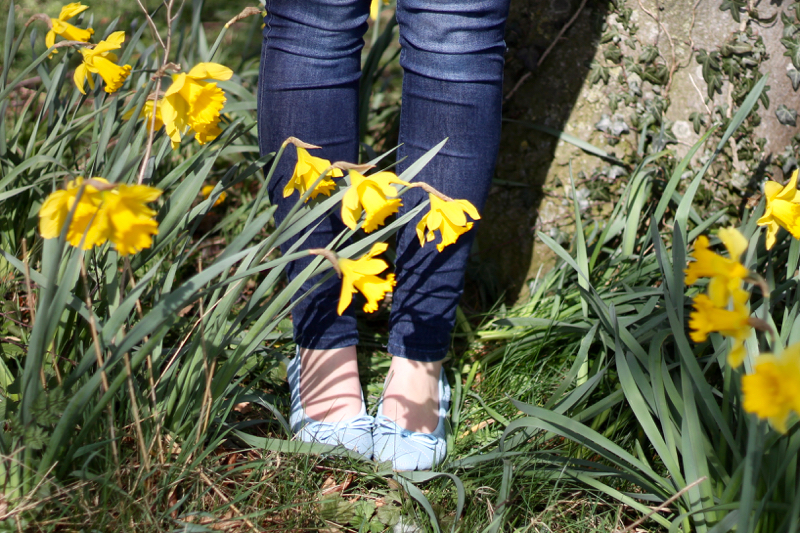 Spring Jeans outfit with daffodils and Polaroid camera