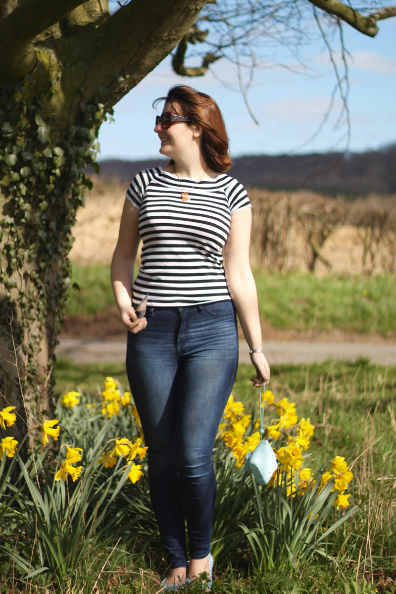 Spring Jeans outfit with daffodils