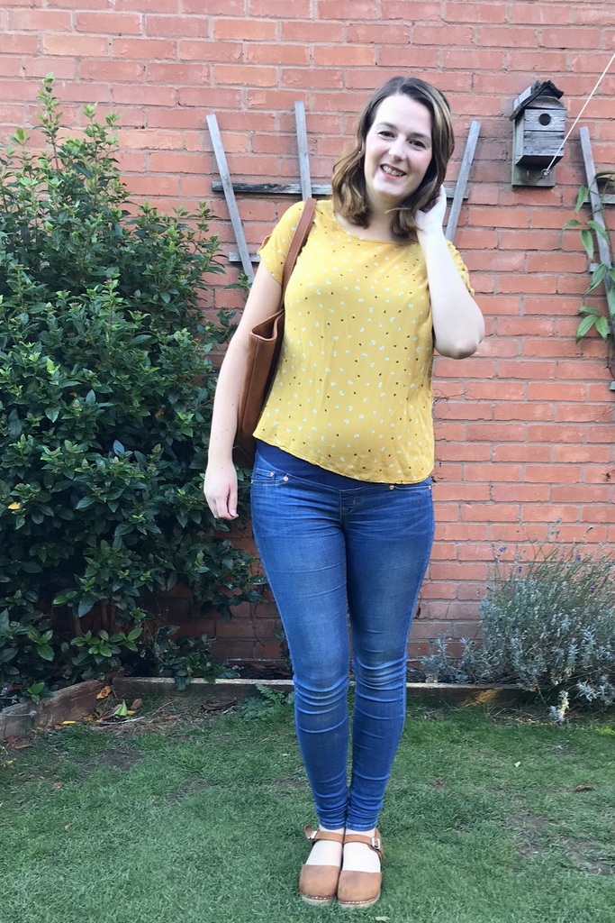 Maternity outfit with H&M jeans and Matt & Nat handbag - 18 weeks pregnant outfit 