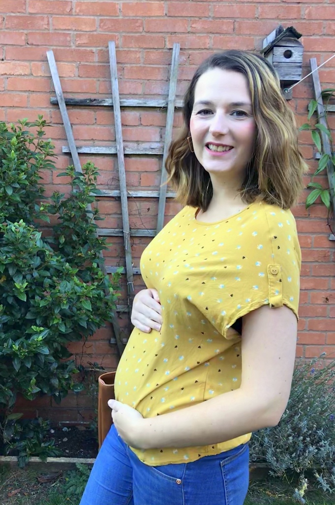 Maternity outfit with H&M jeans and Matt & Nat handbag - 18 weeks pregnant outfit 