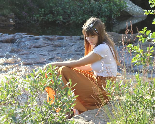 mustard midi skirt outfit